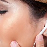 Девушка в наушниках