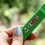 HQD в руках у девушки.