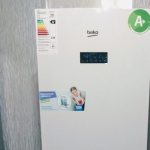 Информационные наклейки на корпусе холодильника