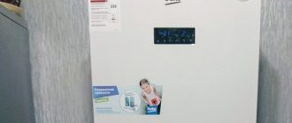 Информационные наклейки на корпусе холодильника