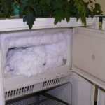 How to defrost the freezer in the refrigerator faster