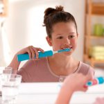 оптимальный возраст для начала использования электрической зубной щетки ребенком — три года.