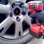 Откручиваем болты от автомобильного колеса