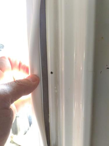 отверстия для крепления нового уплотнителя