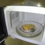 Почему лопнула тарелка в микроволновке?