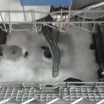 Почему в посудомоечной машине остается пена на дне или течет из нее