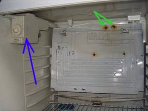 При установке слишком низкой температуры в морозильной камере холодильника может образоваться лед