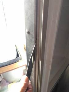 прорезаем место склейки уплотнителя с дверью