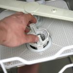 Проверка фильтра посудомоечной машины