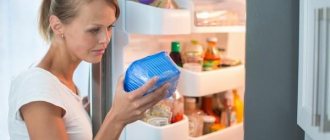 Проверка срока годности продукта в холодильнике
