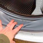 Снять резинку с барабана люка стиральной машинки сможет каждый человек – это просто