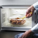 Стеклянная емкость с едой в микроволновке