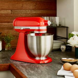 стильный красный миксер для кухни