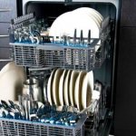Вариант распределения посуды во встроенной посудомоечной машине больших размеров
