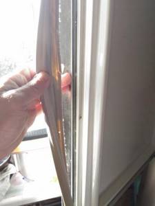 вытягиваем старый уплотнитель из-под облицовки