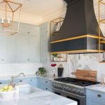 Вытяжка больших размеров, сильно бросающаяся в глаза