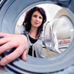 Женщина проверяет барабан